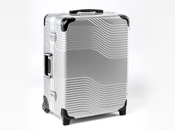 Profilés de fermeture en aluminium sur tout le pourtour et angles en plastique de protection